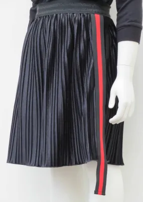 Black velvet pleats skirt with red stripe ribbon