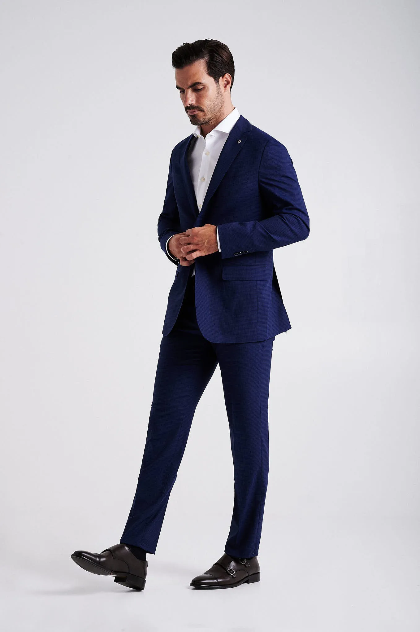 Slim fit wool stretch suit