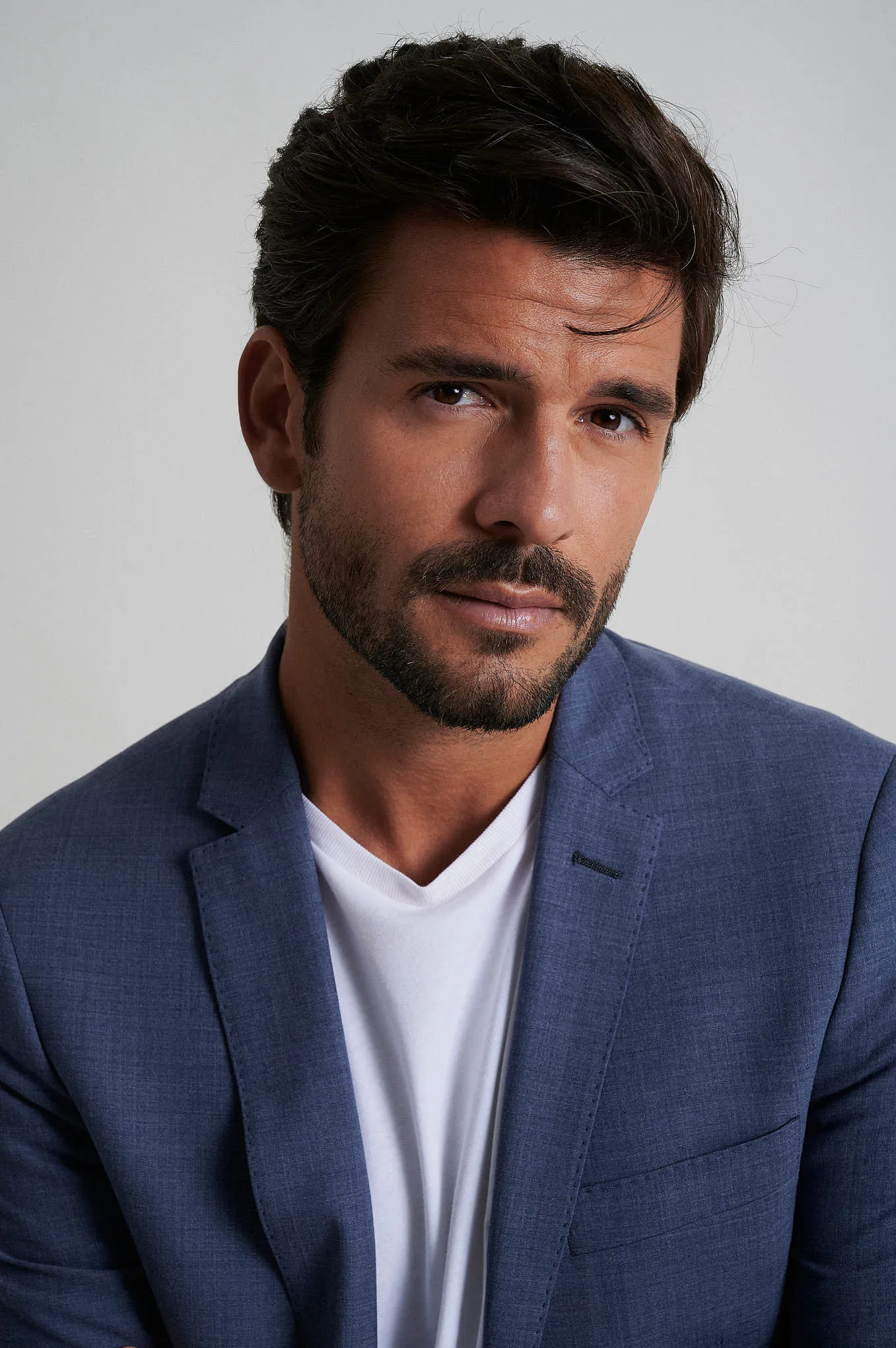 Tailored fit 100% refined wool suit half canvas construction