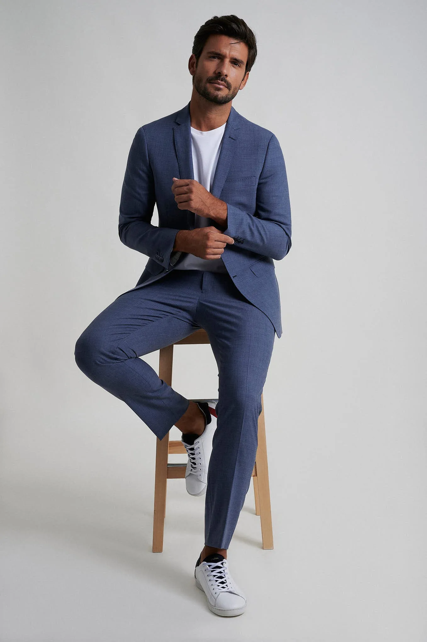 Tailored fit 100% refined wool suit half canvas construction