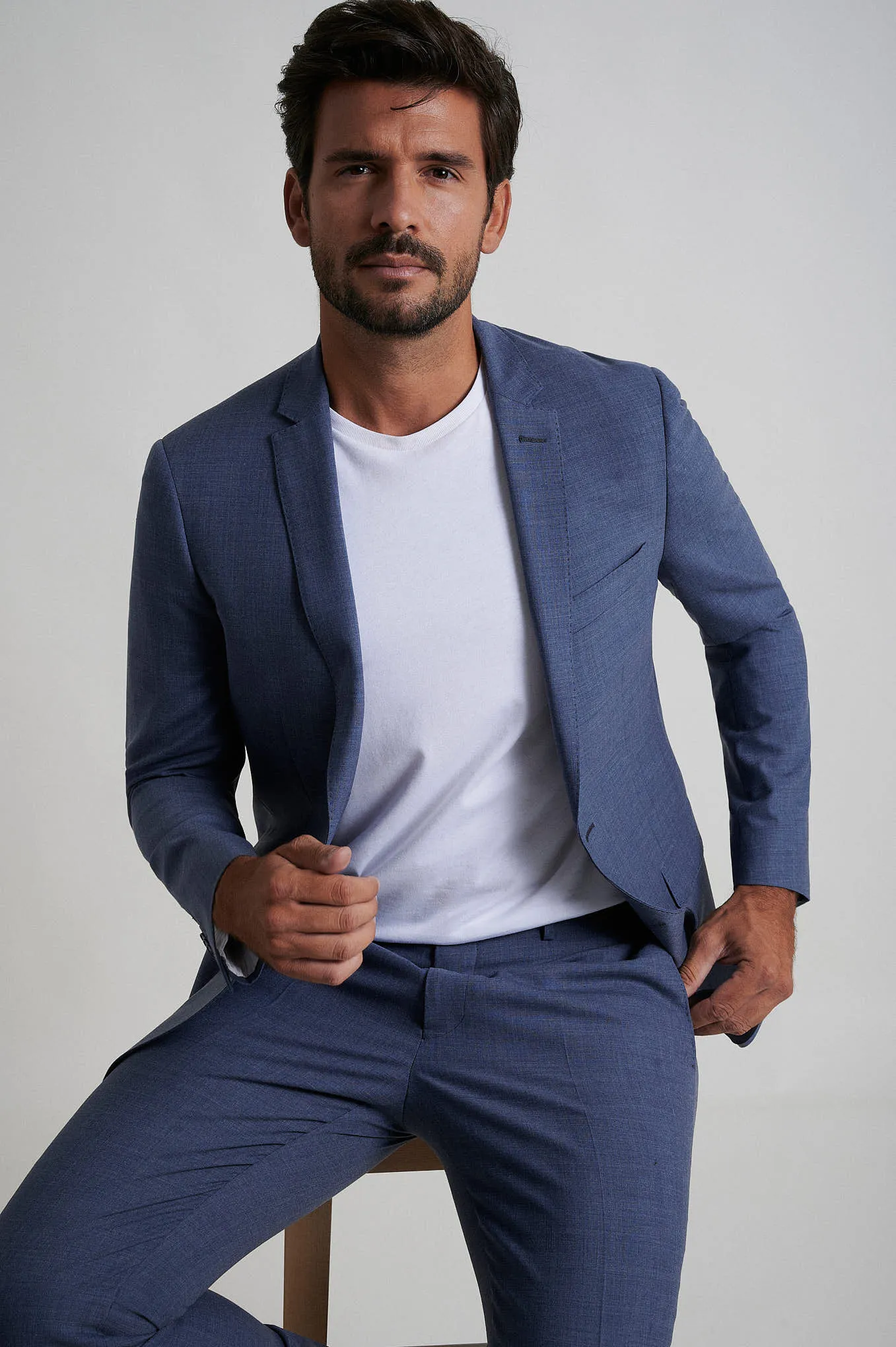 Tailored fit 100% refined wool suit half canvas construction